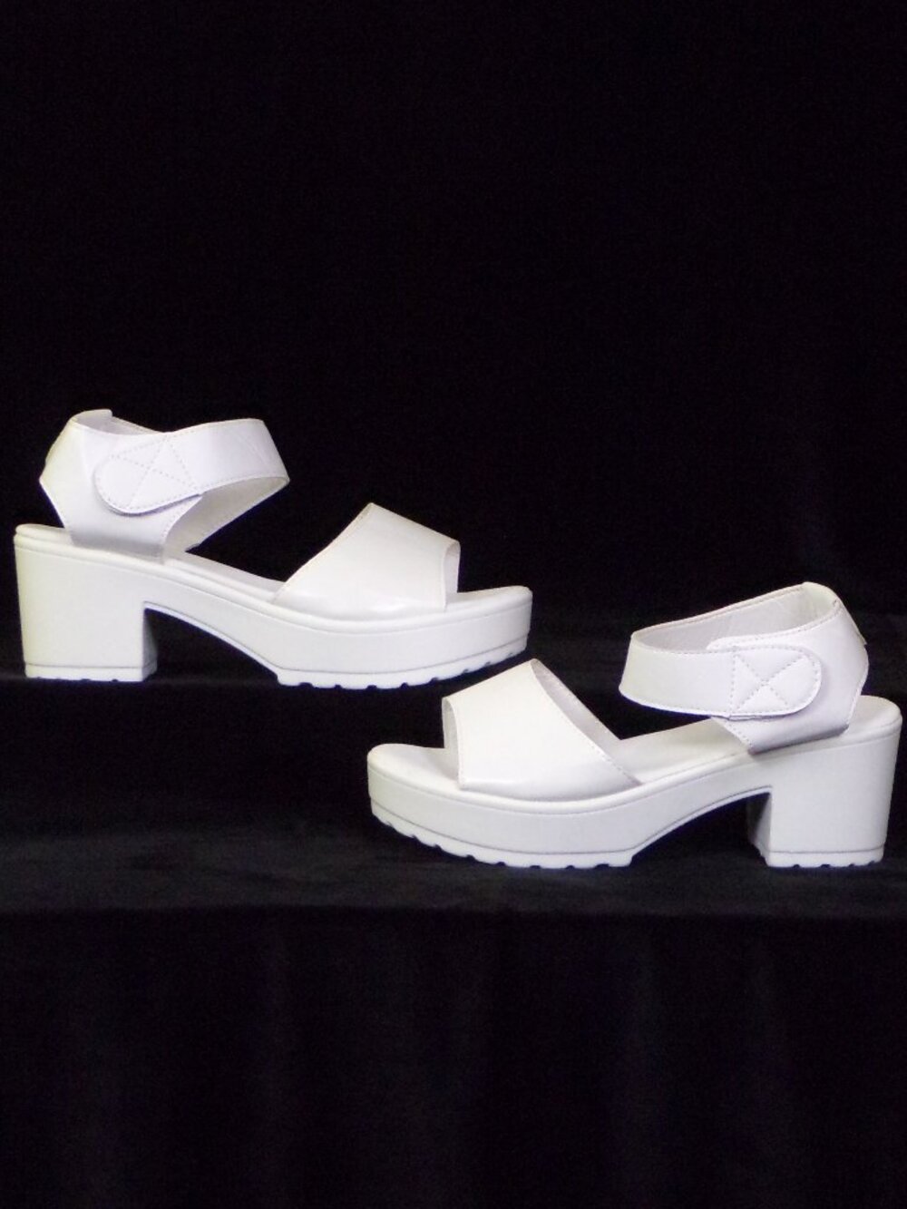 XIN HAO size 9.5 (?) white mid-heel 2-strap platform sandals all synth. mat.